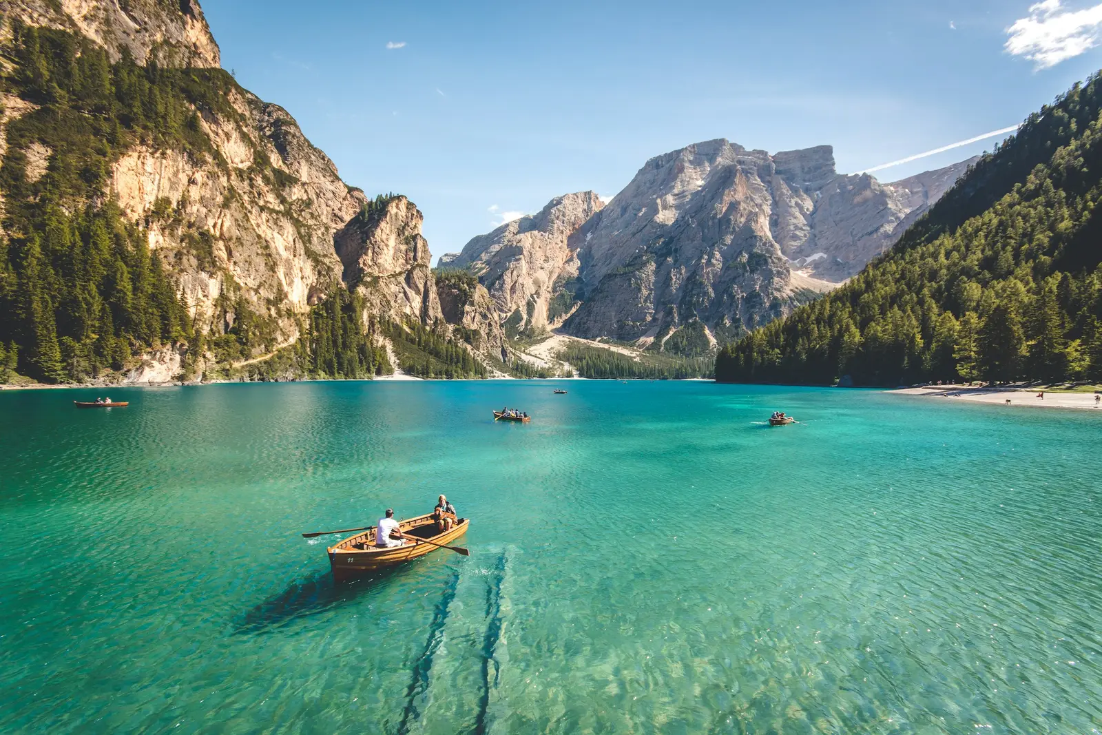Stiller Bergsee mit Blick auf die Kette dahinter