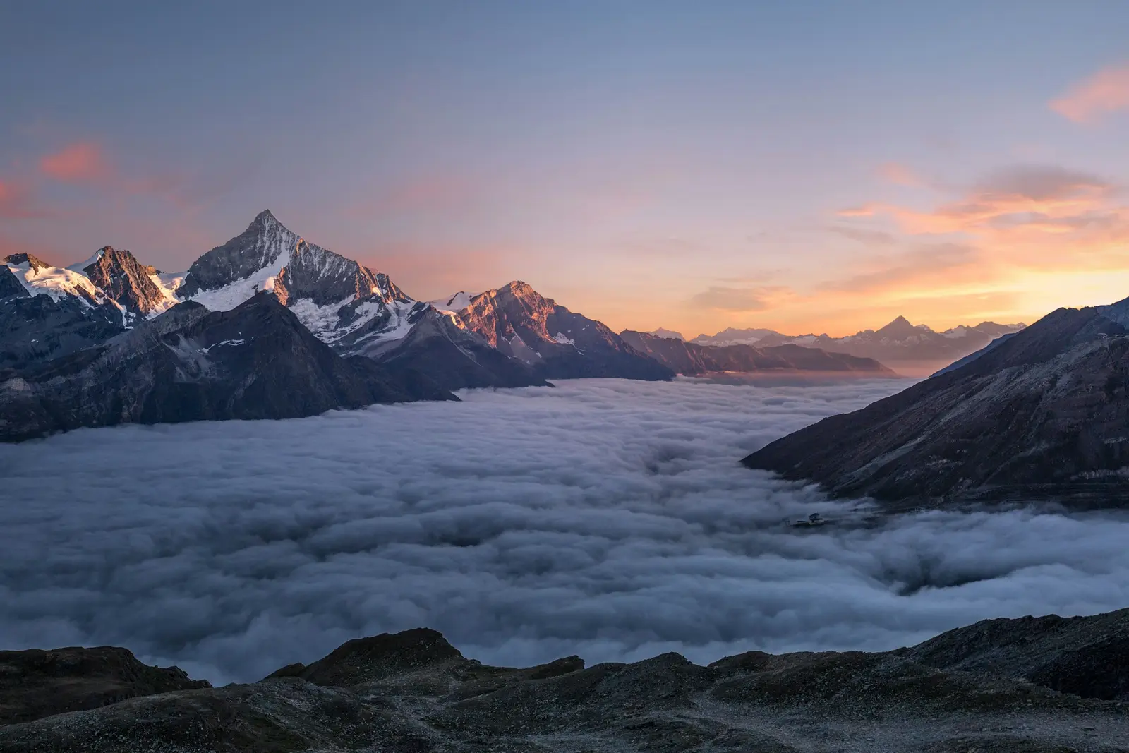 Bergkamm in der Abenddämmerung, Nebel in den Tälern