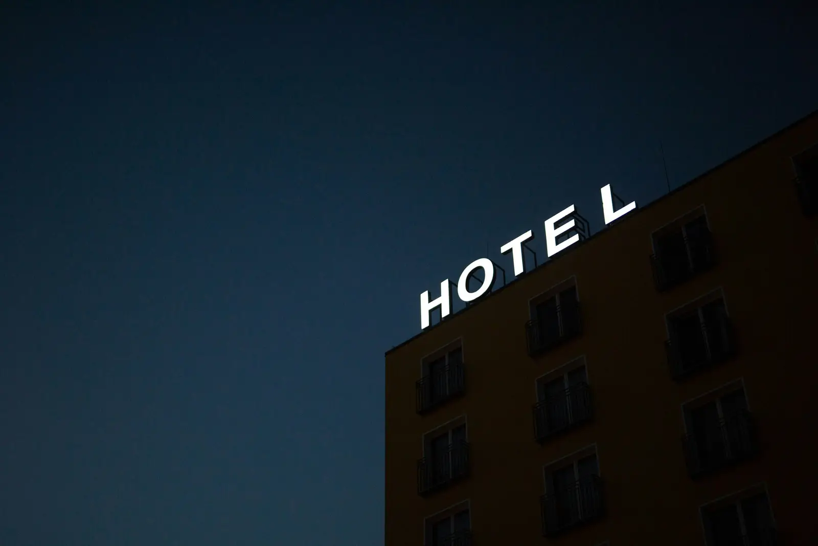 Warm beleuchtetes Hotelzimmer am Abend