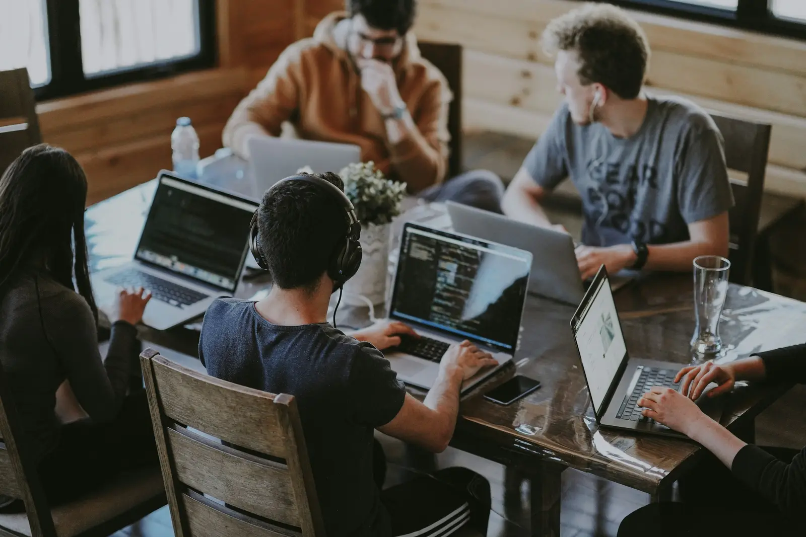 Kleines Entwicklungsteam arbeitet gemeinsam an Laptops