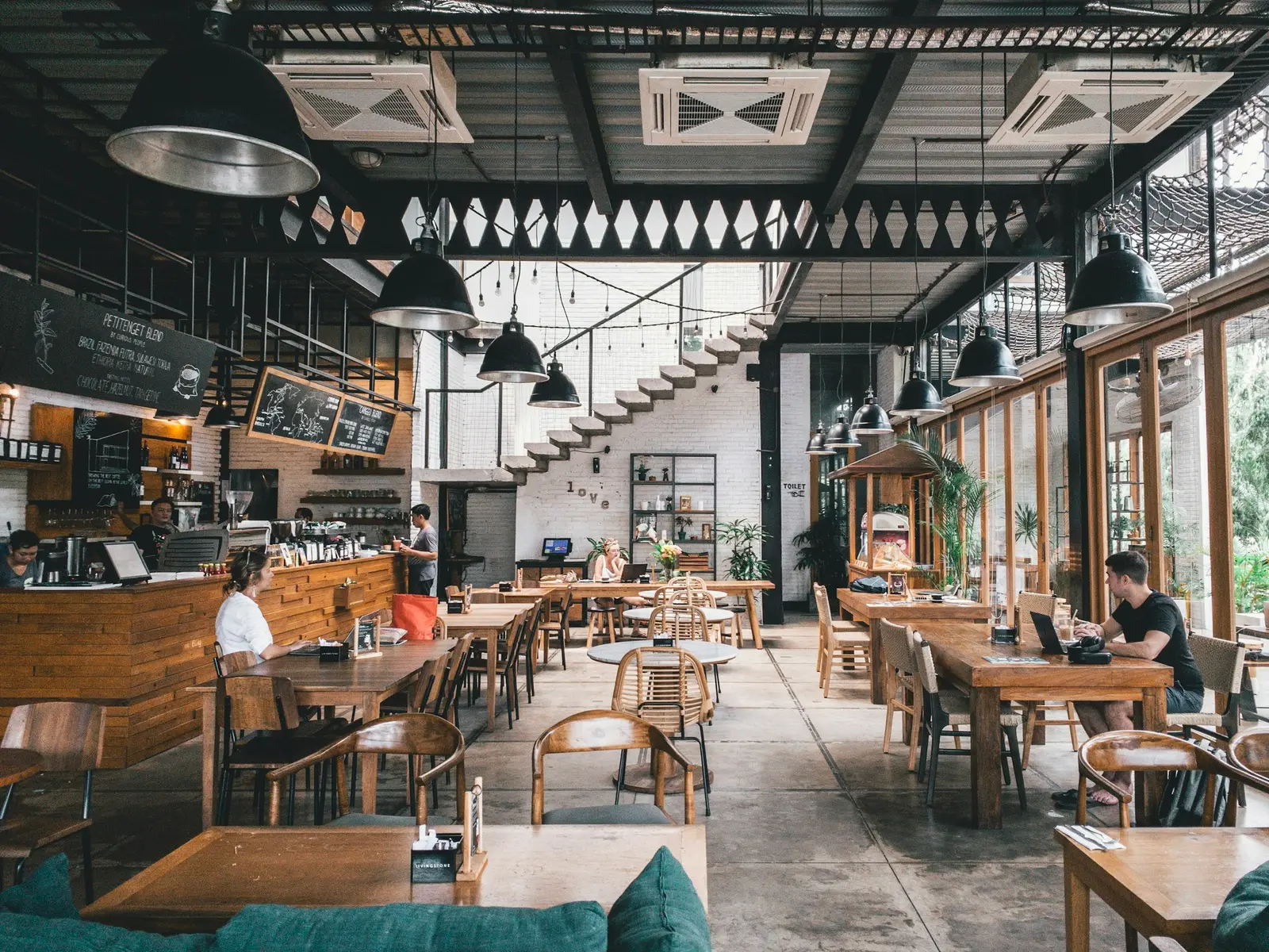 Frisch angerichtete Gerichte auf einem Restauranttisch