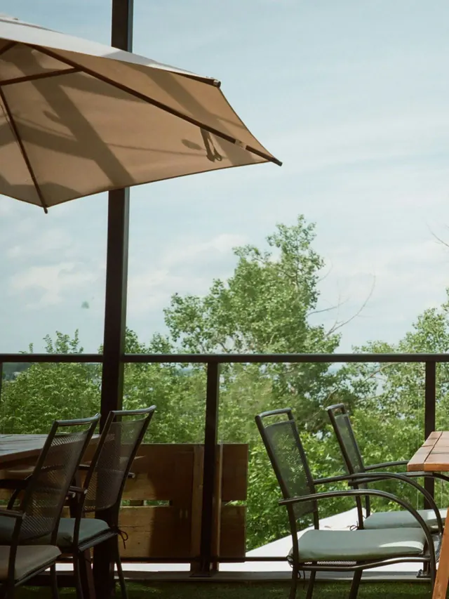 Gedeckte Tische auf einer Terrasse am See am Vormittag