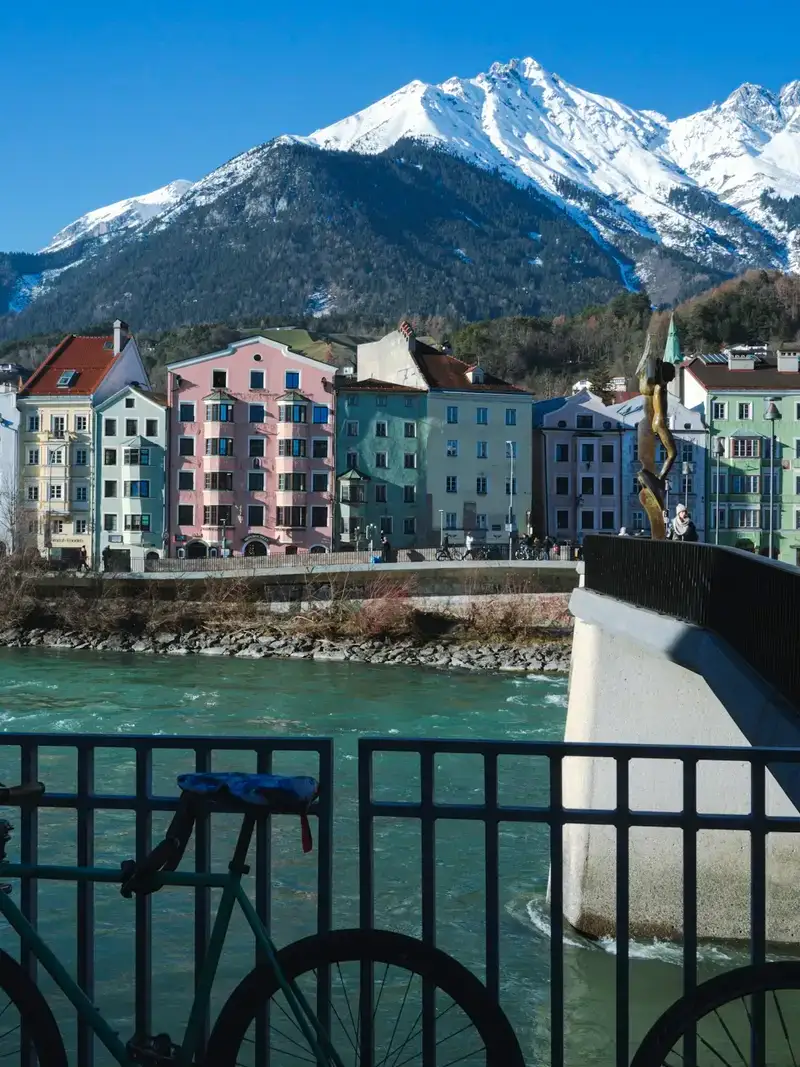 Bunte Häuser am Fluss vor Bergen