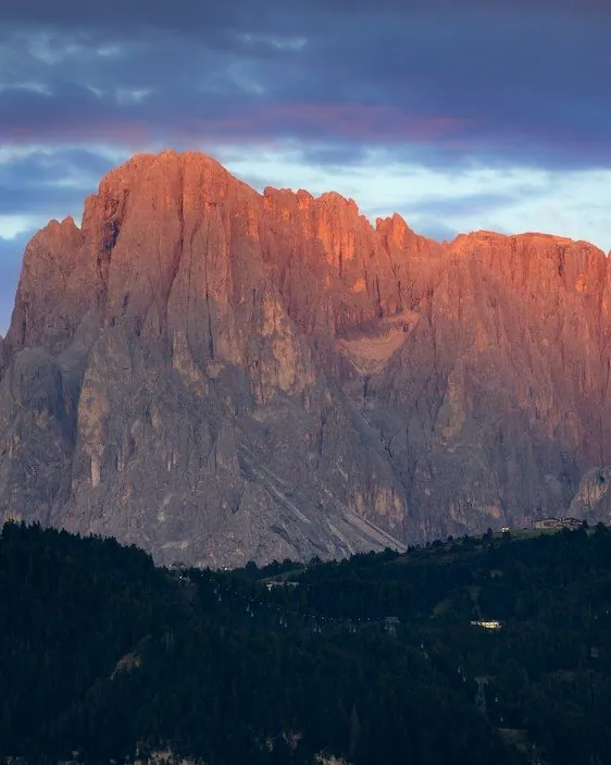 Vorschau im Look Dolomitz: ein Chalet vor Felsgipfeln